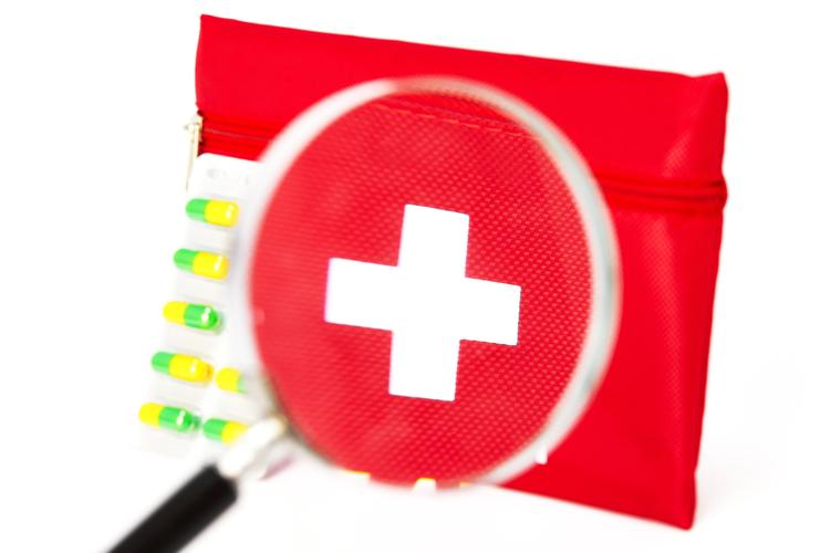 白底之上的凝视 药品、胶囊与放大镜下的医药世界